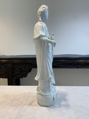 A large Chinese Dehua blanc de Chine figure of Guanyin, 19/20th C. — photo 5