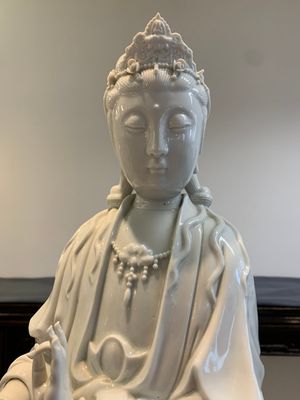 A large Chinese Dehua blanc de Chine figure of Guanyin, 19/20th C. — photo 8