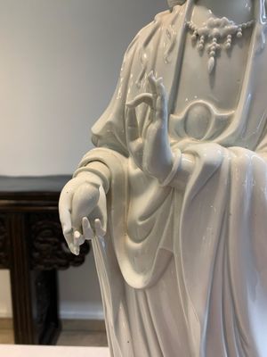 A large Chinese Dehua blanc de Chine figure of Guanyin, 19/20th C. — photo 9