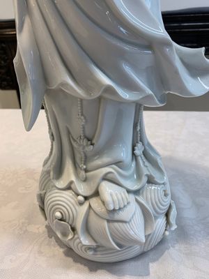 A large Chinese Dehua blanc de Chine figure of Guanyin, 19/20th C. — photo 10