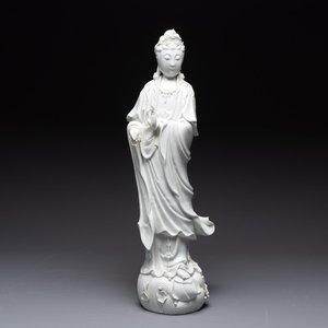 A large Chinese Dehua blanc de Chine figure of Guanyin, 19/20th C. — photo 1