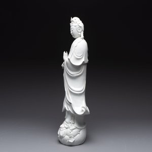 A large Chinese Dehua blanc de Chine figure of Guanyin, 19/20th C. — photo 2