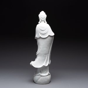 A large Chinese Dehua blanc de Chine figure of Guanyin, 19/20th C. — photo 3