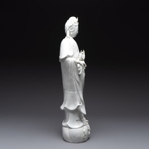 A large Chinese Dehua blanc de Chine figure of Guanyin, 19/20th C. — photo 4