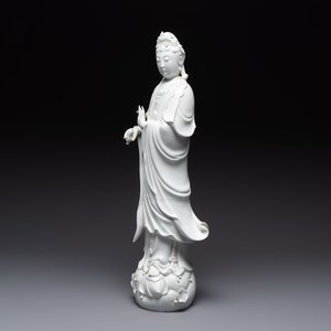 A large Chinese Dehua blanc de Chine figure of Guanyin, 19/20th C. — photo 5