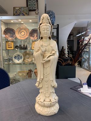 A large Chinese Dehua blanc de Chine figure of Guanyin holding a ruyi, He Chaozong 何朝宗 and Dehua 德化 mark, 20th C. — 照片 1