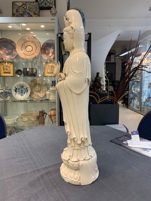 A large Chinese Dehua blanc de Chine figure of Guanyin holding a ruyi, He Chaozong 何朝宗 and Dehua 德化 mark, 20th C. — 照片 2