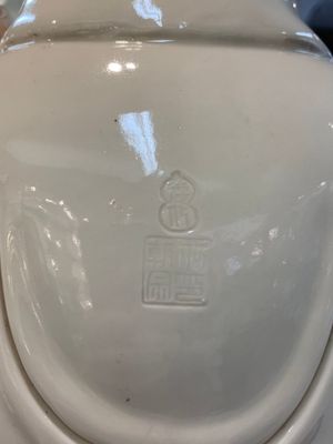 A large Chinese Dehua blanc de Chine figure of Guanyin holding a ruyi, He Chaozong 何朝宗 and Dehua 德化 mark, 20th C. — 照片 4