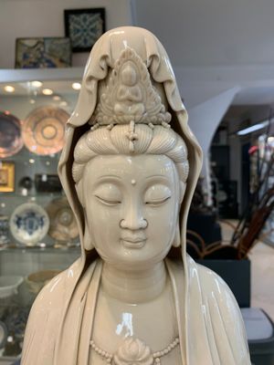 A large Chinese Dehua blanc de Chine figure of Guanyin holding a ruyi, He Chaozong 何朝宗 and Dehua 德化 mark, 20th C. — 照片 6
