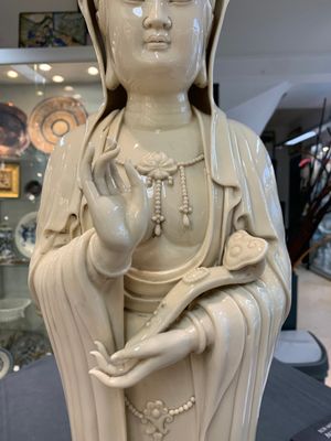 A large Chinese Dehua blanc de Chine figure of Guanyin holding a ruyi, He Chaozong 何朝宗 and Dehua 德化 mark, 20th C. — 照片 7