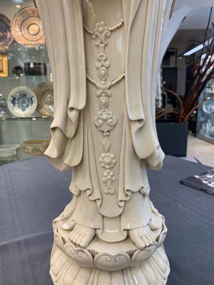 A large Chinese Dehua blanc de Chine figure of Guanyin holding a ruyi, He Chaozong 何朝宗 and Dehua 德化 mark, 20th C. — 照片 8