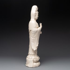 A large Chinese Dehua blanc de Chine figure of Guanyin holding a ruyi, He Chaozong 何朝宗 and Dehua 德化 mark, 20th C. — 照片 3