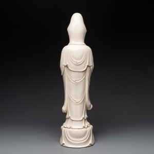 A large Chinese Dehua blanc de Chine figure of Guanyin holding a ruyi, He Chaozong 何朝宗 and Dehua 德化 mark, 20th C. — 照片 4