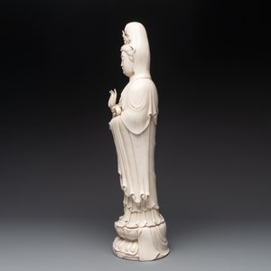 A large Chinese Dehua blanc de Chine figure of Guanyin holding a ruyi, He Chaozong 何朝宗 and Dehua 德化 mark, 20th C. — 照片 5