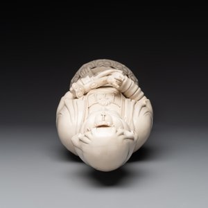 A large Chinese Dehua blanc de Chine figure of Guanyin holding a ruyi, He Chaozong 何朝宗 and Dehua 德化 mark, 20th C. — 照片 6