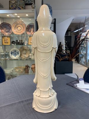 A large Chinese Dehua blanc de Chine figure of Guanyin holding a ruyi, He Chaozong 何朝宗 and Dehua 德化 mark, 20th C. — photo 3