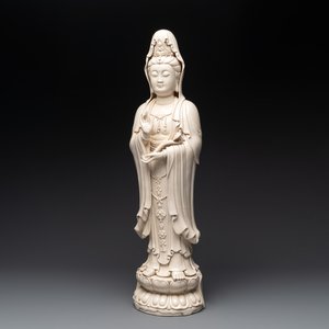 A large Chinese Dehua blanc de Chine figure of Guanyin holding a ruyi, He Chaozong 何朝宗 and Dehua 德化 mark, 20th C. — photo 1