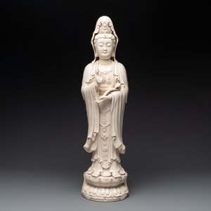 A large Chinese Dehua blanc de Chine figure of Guanyin holding a ruyi, He Chaozong 何朝宗 and Dehua 德化 mark, 20th C. — photo 2
