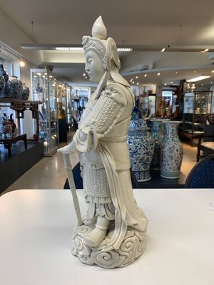 A large Chinese Dehua blanc de Chine figure of Weituo, He Chaozong 何朝宗 and Dehua 德化 mark, 20th C. — photo 2