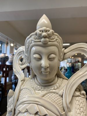 A large Chinese Dehua blanc de Chine figure of Weituo, He Chaozong 何朝宗 and Dehua 德化 mark, 20th C. — photo 7