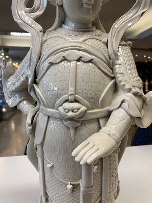 A large Chinese Dehua blanc de Chine figure of Weituo, He Chaozong 何朝宗 and Dehua 德化 mark, 20th C. — photo 8