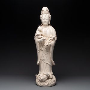 A large Chinese Dehua blanc de Chine group of a Bodhisattva with child, 20th C. — photo 2