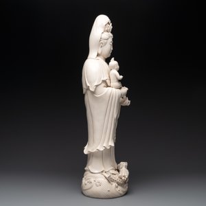 A large Chinese Dehua blanc de Chine group of a Bodhisattva with child, 20th C. — photo 3