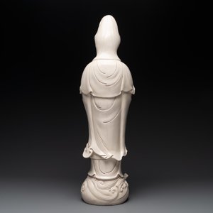 A large Chinese Dehua blanc de Chine group of a Bodhisattva with child, 20th C. — photo 4