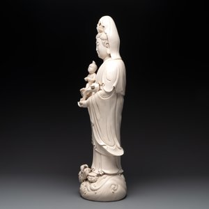 A large Chinese Dehua blanc de Chine group of a Bodhisattva with child, 20th C. — photo 5