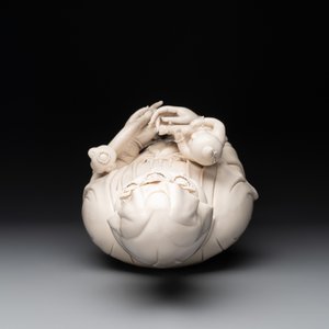 A large Chinese Dehua blanc de Chine group of a Bodhisattva with child, 20th C. — photo 6