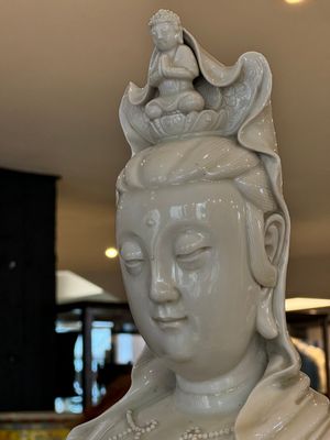 A large Chinese Dehua blanc de Chine Guanyin, He Chaozong and Xuande mark, Republic — photo 13
