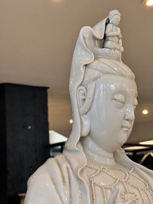 A large Chinese Dehua blanc de Chine Guanyin, He Chaozong and Xuande mark, Republic — photo 15