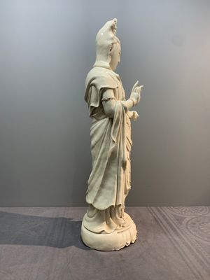 A large Chinese Dehua blanc de Chine Guanyin, He Chaozong and Xuande mark, Republic — photo 4