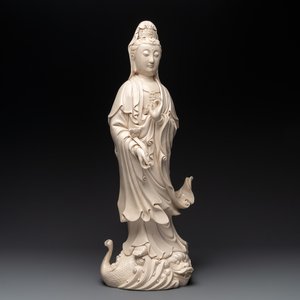 A large Chinese Dehua blanc de Chine Guanyin with a ruyi, 20th C. — 照片 1