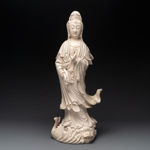A large Chinese Dehua blanc de Chine Guanyin with a ruyi, 20th C. — 照片 2