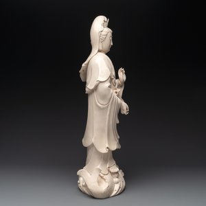 A large Chinese Dehua blanc de Chine Guanyin with a ruyi, 20th C. — 照片 3