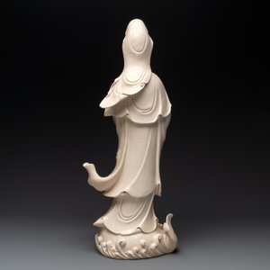 A large Chinese Dehua blanc de Chine Guanyin with a ruyi, 20th C. — 照片 4