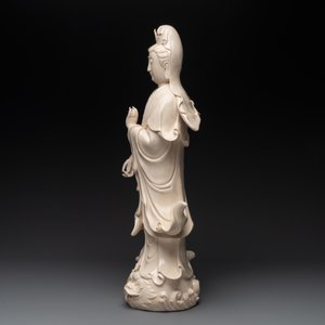 A large Chinese Dehua blanc de Chine Guanyin with a ruyi, 20th C. — 照片 5