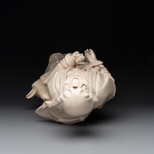 A large Chinese Dehua blanc de Chine Guanyin with a ruyi, 20th C. — 照片 6