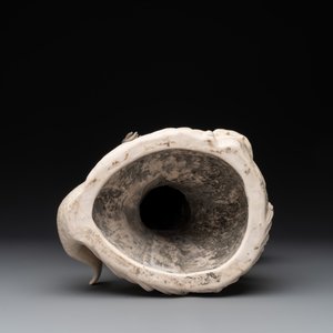 A large Chinese Dehua blanc de Chine Guanyin with a ruyi, 20th C. — 照片 7