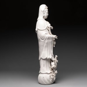 A large Chinese Dehua blanc de Chine standing Guanyin, 20th C. — photo 3