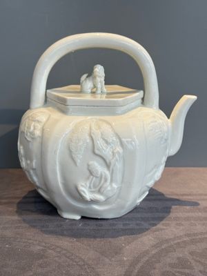 A large Chinese Dehua blanc de Chine wine pot, Kangxi — photo 1