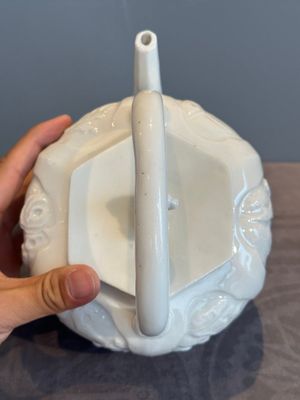 A large Chinese Dehua blanc de Chine wine pot, Kangxi — photo 5