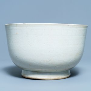 A large Chinese Dehua bowl with incised design, Ming — photo 4