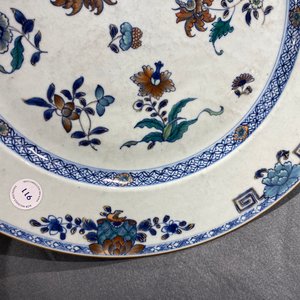 A large Chinese doucai charger with floral design, Qianlong — photo 12