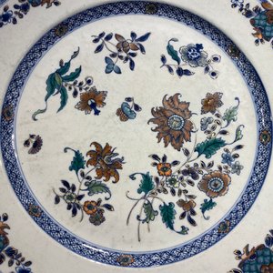A large Chinese doucai charger with floral design, Qianlong — photo 6