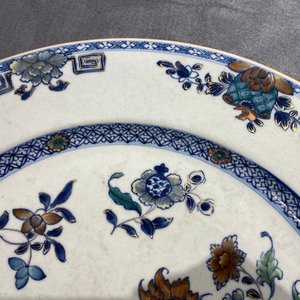 A large Chinese doucai charger with floral design, Qianlong — photo 7