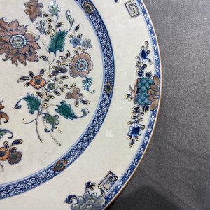 A large Chinese doucai charger with floral design, Qianlong — photo 9