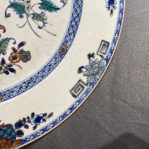 A large Chinese doucai charger with floral design, Qianlong — photo 10