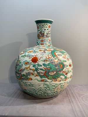 A large Chinese doucai globular 'dragon and phoenix' vase, Xuande mark, 18/19th C. — photo 1